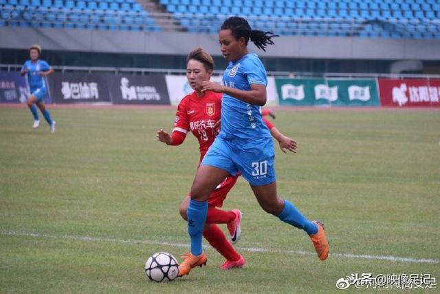 中超联赛：大连英博主场3-1战胜深圳新鹏城，争冠悬念依旧